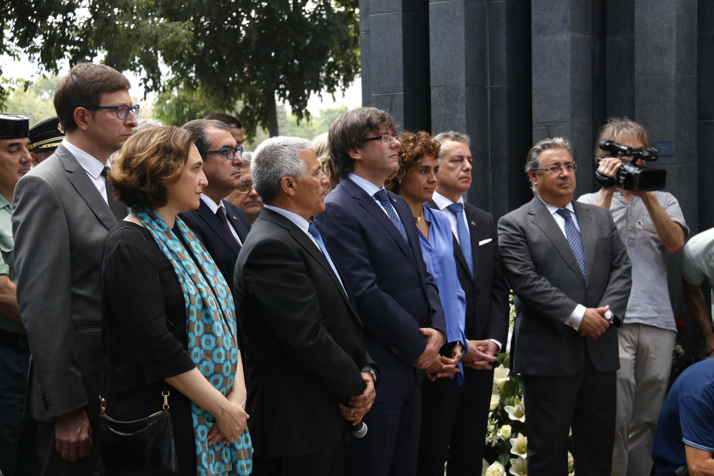 Catalan and Spanish officials at the memorial ceremony (Núria Julia)